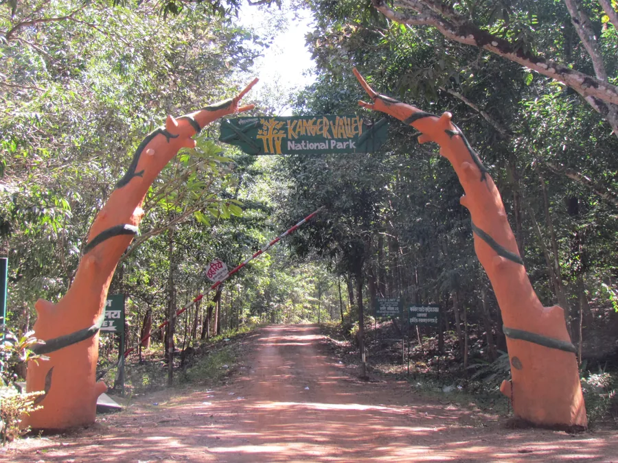 Chhattisgarh — Chitrakote's falls, Bastar's tribal country and Sirpur's ruins